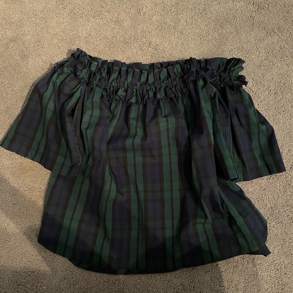 VINEYARD VINES off the shoulder black watch patterned top